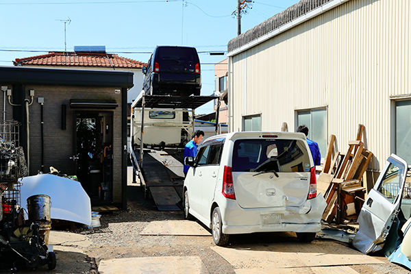 １）車両を入庫